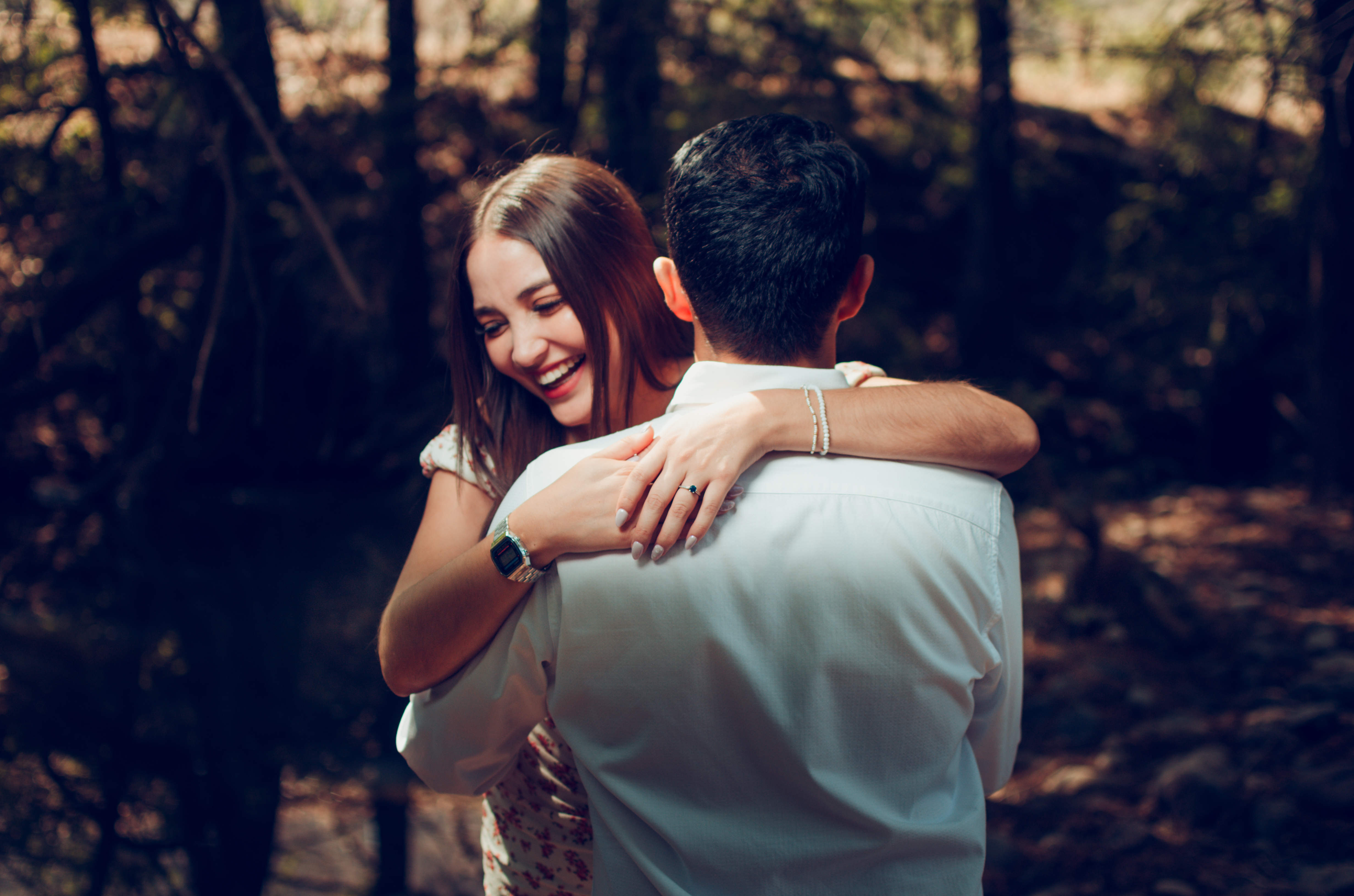 Pareja celebrando su compromiso