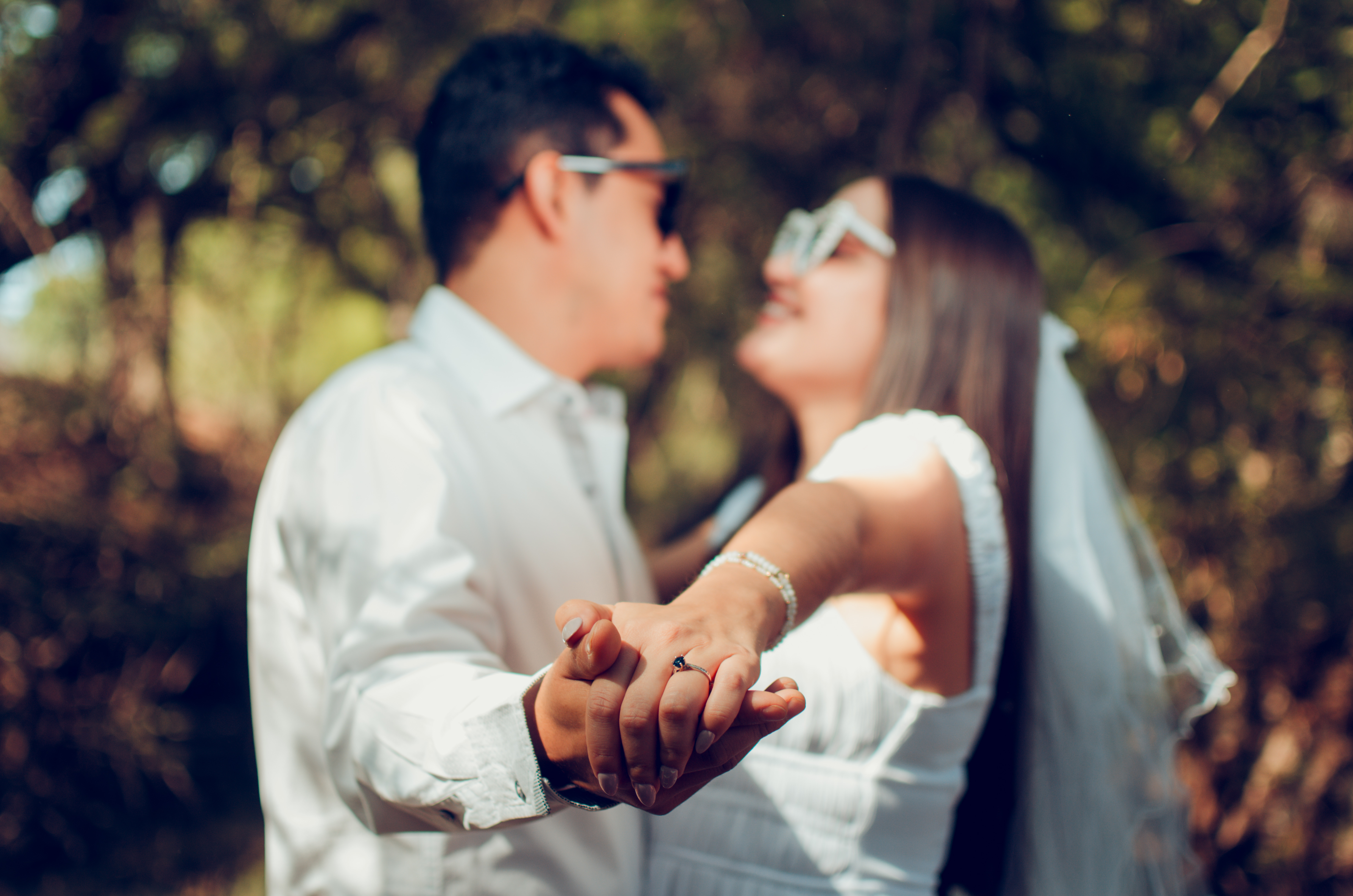 Pareja celebrando su compromiso